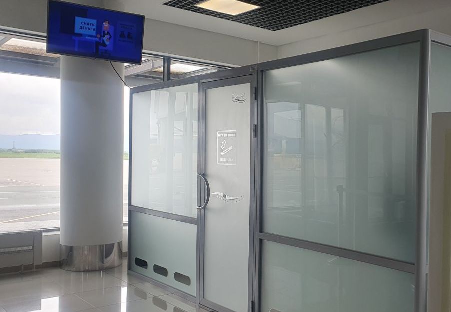 В Международном аэропорту Владивосток появилась комната для курения