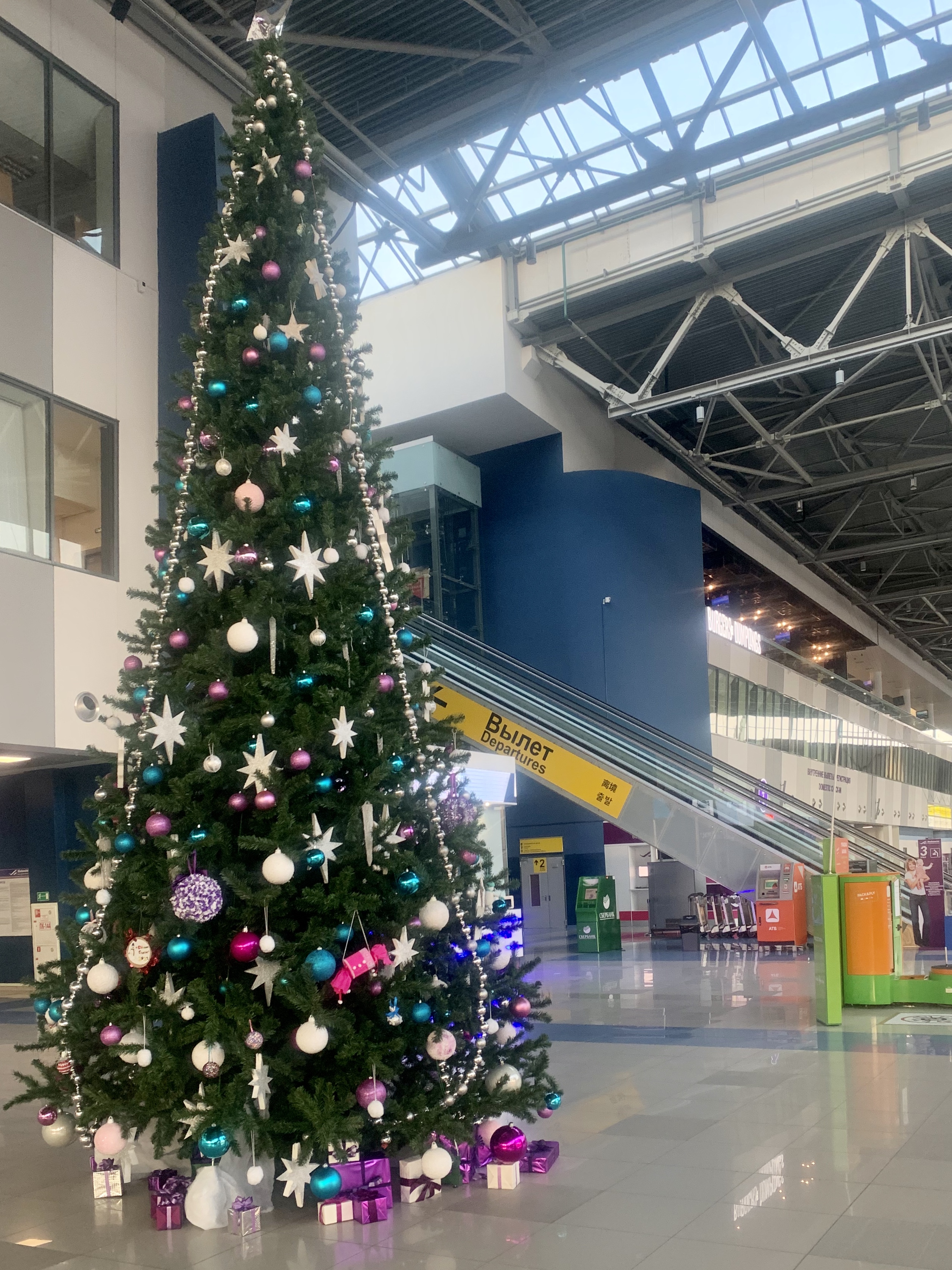 В Международном аэропорту Владивосток завершено новогоднее оформление