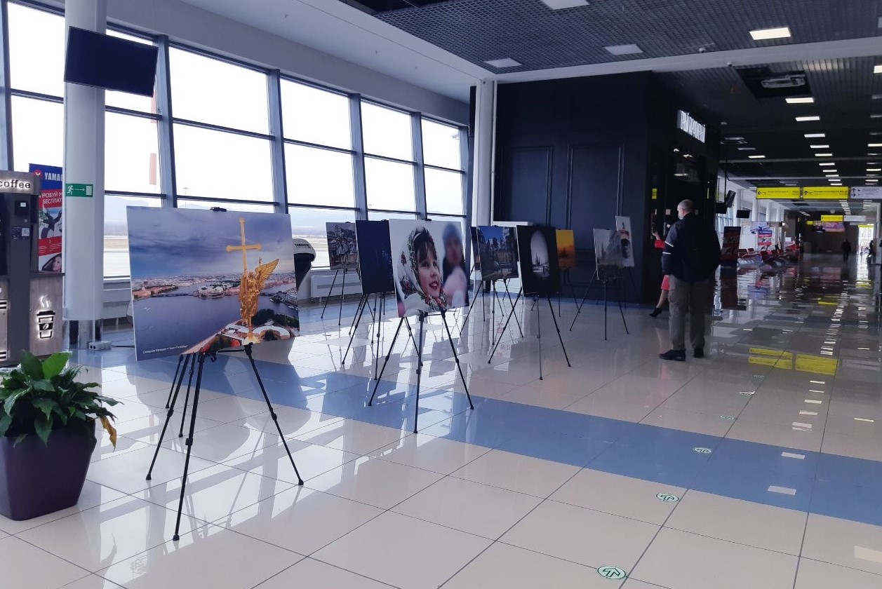 В Международном аэропорту Владивосток открылась фотовыставка «Россия. Полет через века»