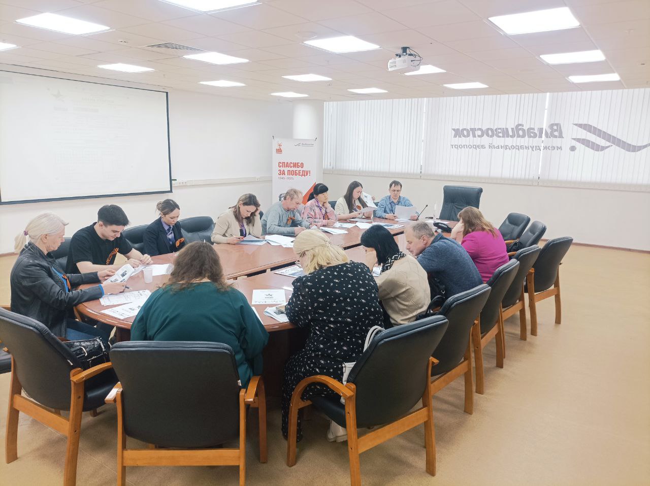 В Международном аэропорту Владивосток написали «Диктант Победы»