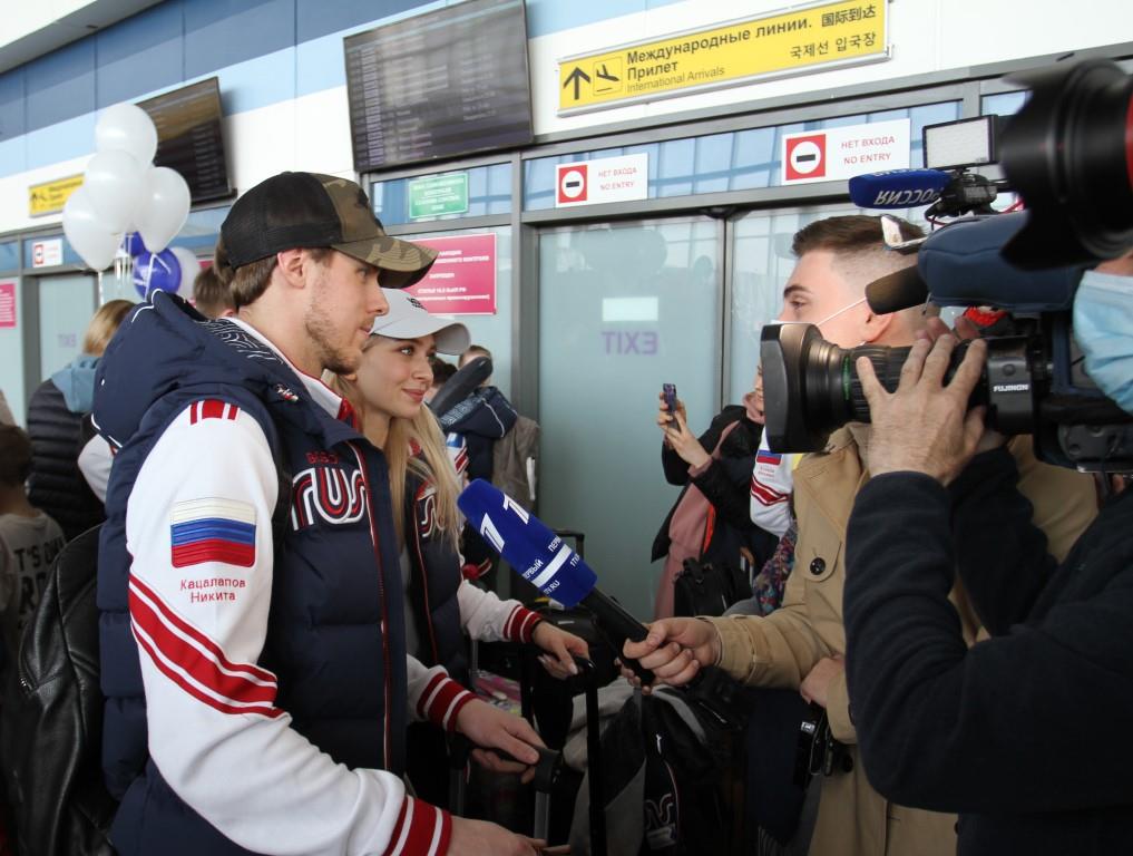 Международный аэропорт Владивосток встретил сборную России по фигурному катанию