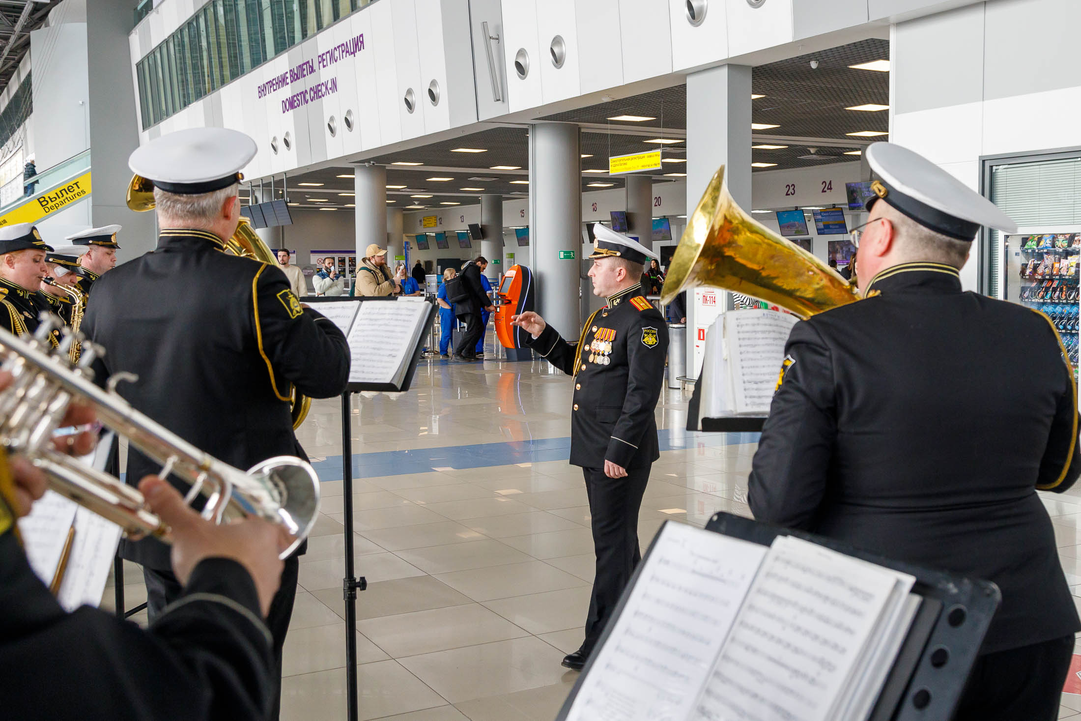 Военный оркестр в аэропорту Владивосток в честь День защитника Отечества 